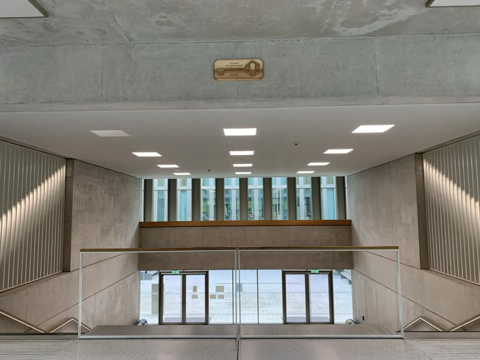 Symbolischer Schlüssel hängt über dem Eingang der Schule