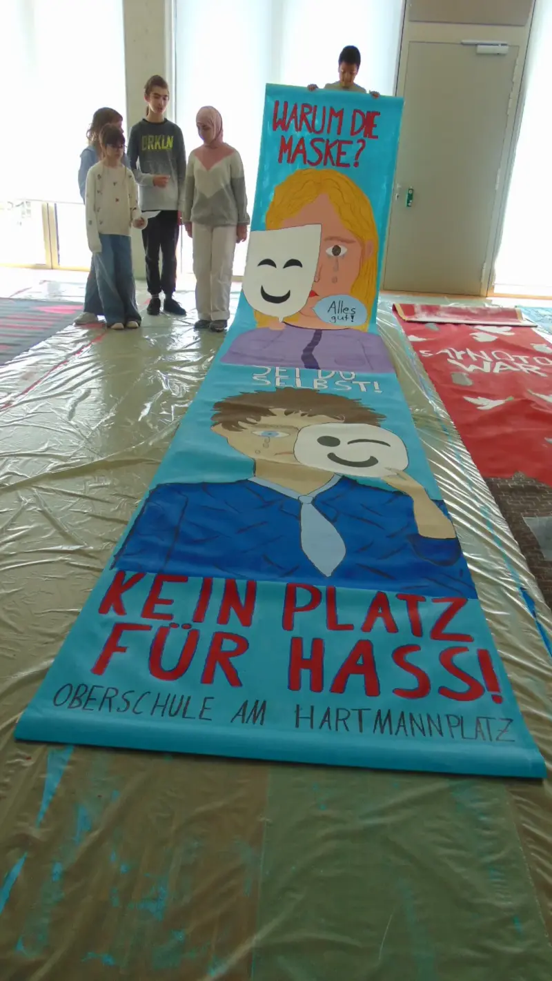 Schüler:innen mit Friedensbanner Warum die Maske, Kein Platz für Hass