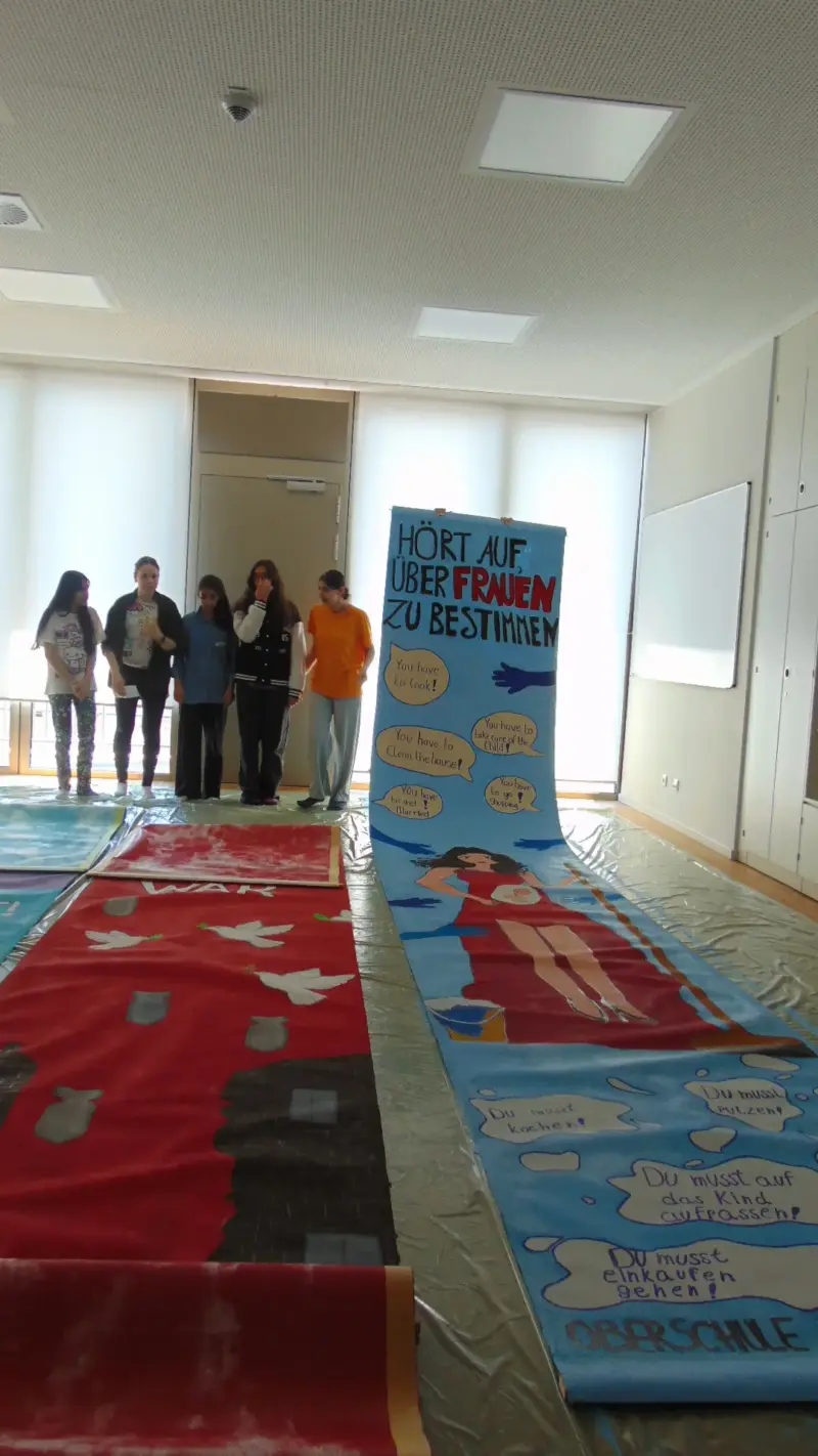 Fünf Schülerinnen mit Friedensbannern