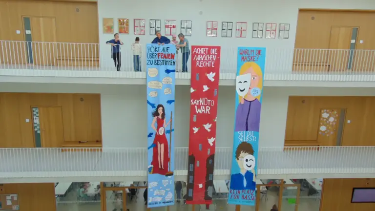Drei hängende Friedensbanner