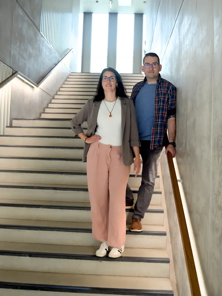 Das Schulleitungsteam, Frau Kühn und Herr Sowade, steht auf einer Treppe.